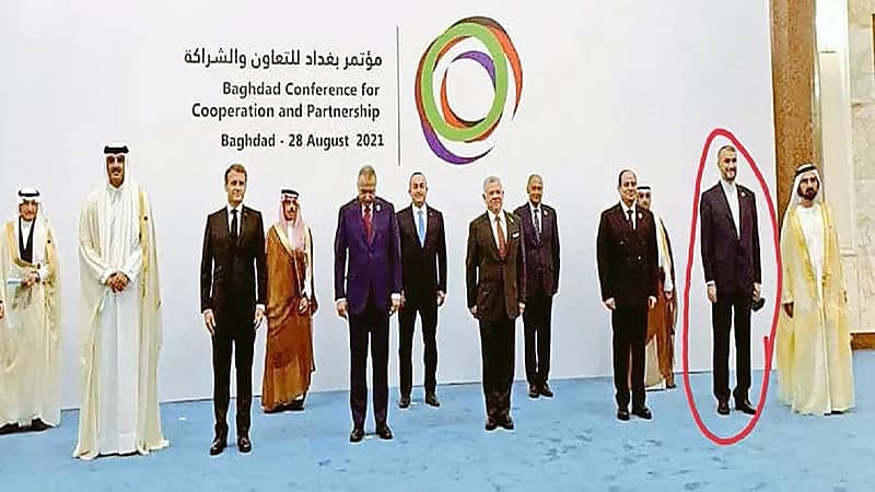 بالفيديو.. تصرف غير لائق من وزير الخارجية الإيراني خلال التقاط الصورة التذكارية يغضب العراقيين