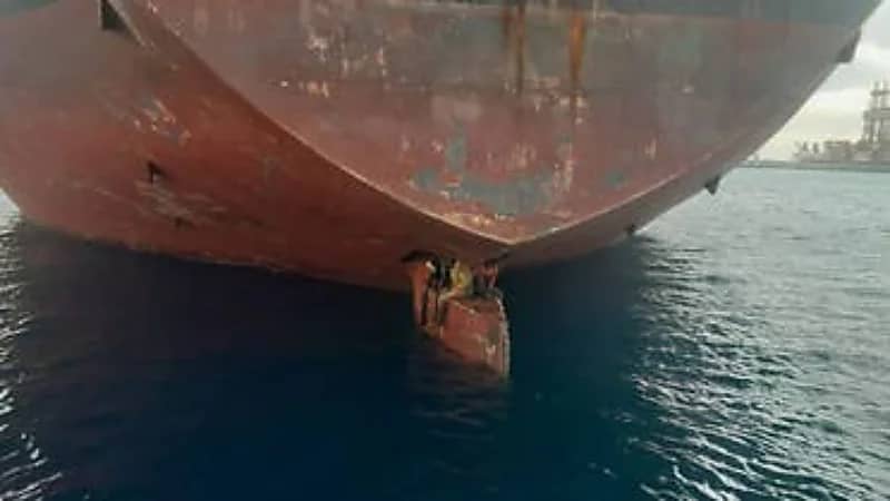 مشهد يفطر القلوب لمهاجرين تشبثوا بدفة سفينة 11 يوما ونجوا بأعجوبة