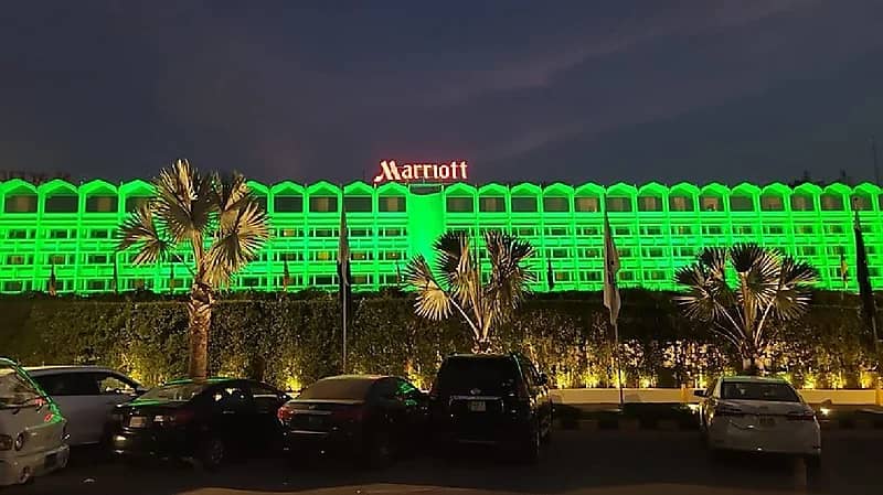 إسلام آباد تتوشح بألوان علمي المملكة وباكستان.. صور