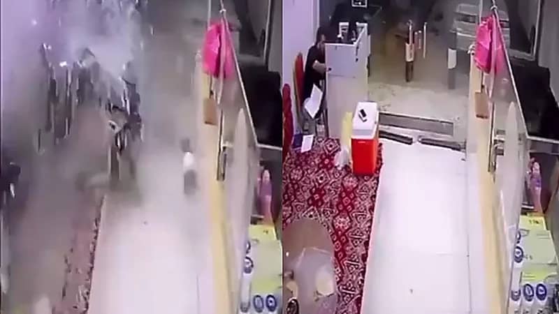 سيدة تقود سيارتها تفقد السيطرة وتصطدم في بوفيه به عامل .. فيديو