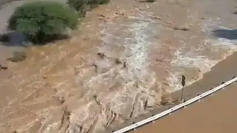 شاهد .. سيول قوية تجتاح جنوب غرب حائل بعد هطول أمطار غزيرة