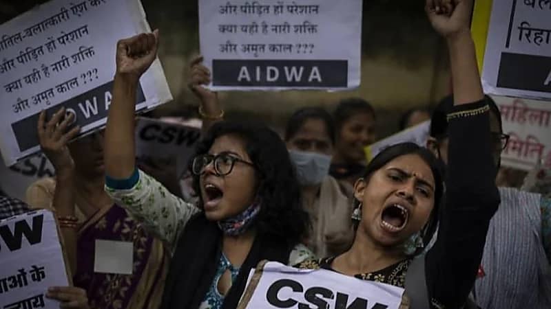 إمرأة تدين إطلاق سراح مغتصبيها المدانين