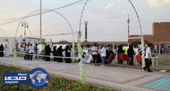 " شارع الفن " يجذب زوار مهرجان الورد والفاكهة بتبوك