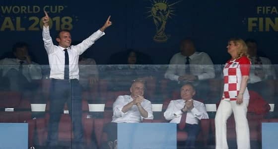 بالصور.. ردود أفعال تلقائية لرئيسة كرواتيا في نهائي المونديال