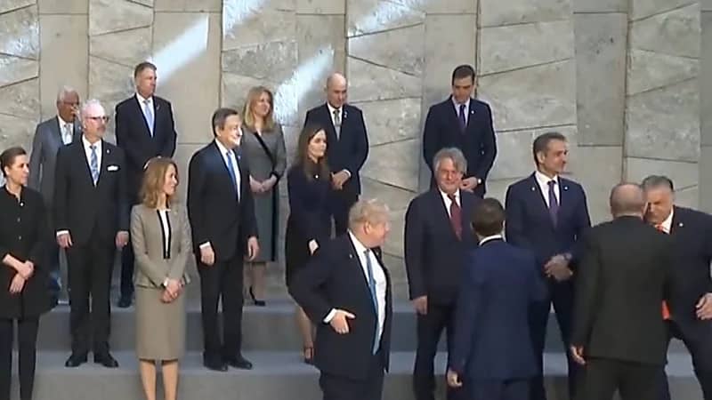 شاهد.. "جونسون" يتعرض لموقف محرج خلال قمة الناتو