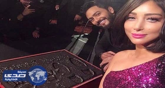 فيديو مٌحرج لتامر حسني بسبب سيلفي زوجته