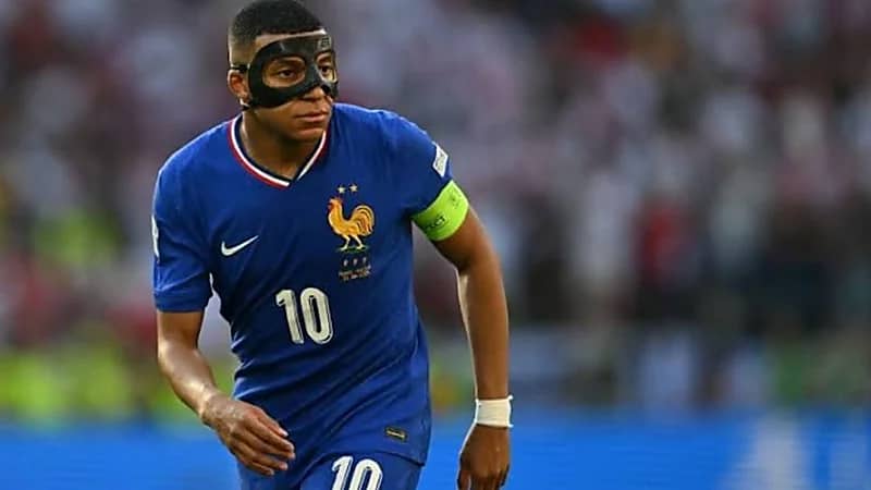 مبابي ممنوع من خلع القناع عقب التأهل إلى ربع نهائي اليورو