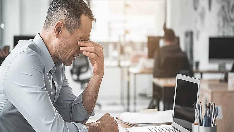 استشاري يحسم الجدل حول ضعف النظر بسبب الشاشات