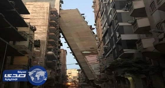 بالفيديو.. مبنى آيل للانهيار يستند على آخر بالإسكندرية