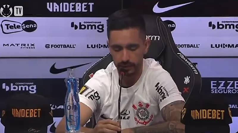 كورنادو يتحدث عن موقف رومارينهو من العودة للدوري البرازيلي .. فيديو