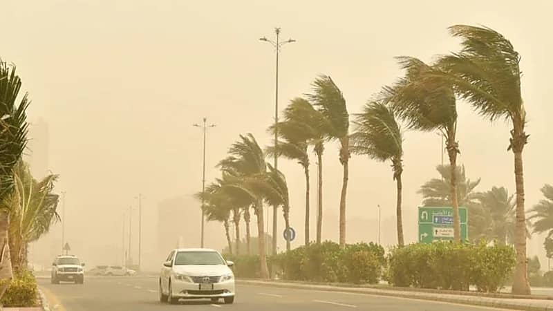 المسند: الرياح الهابطة تقتلع الأسطح وتقلب الشاحنات وتهدد الطائرات