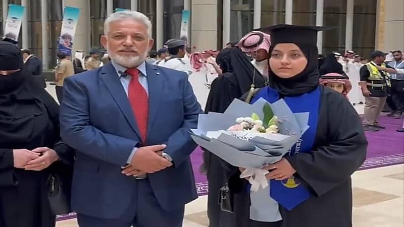 عائلة سورية تحتفل بتخرج ابنتها من كلية الهندسة بجامعة حائل.. فيديو