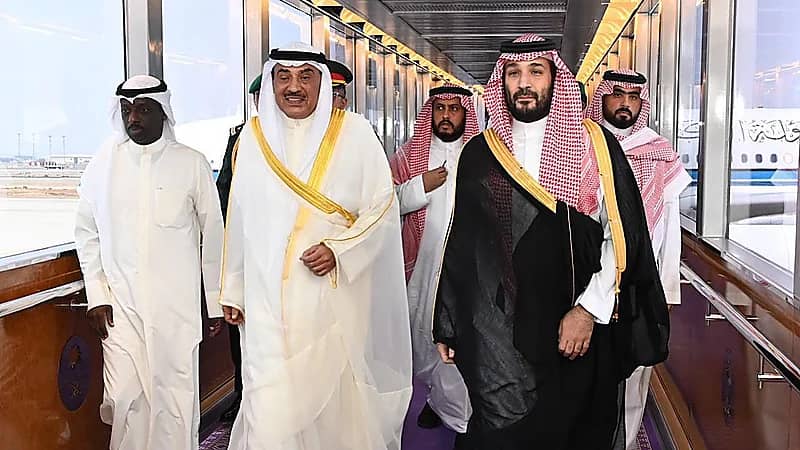 ولي العهد الأمير ⁧‫محمد بن سلمان‌‬⁩ يستقبل ولي عهد ⁧‫الكويت‬⁩ بمطار جدة .. فيديو وصور