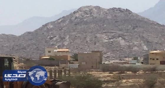 بلدية عمساء البارق تزيل إحداثات 500 متر مربع بأرض حكومية