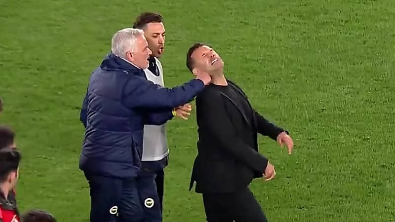 مورينيو يعتدي على مدرب غلطة سراي .. فيديو