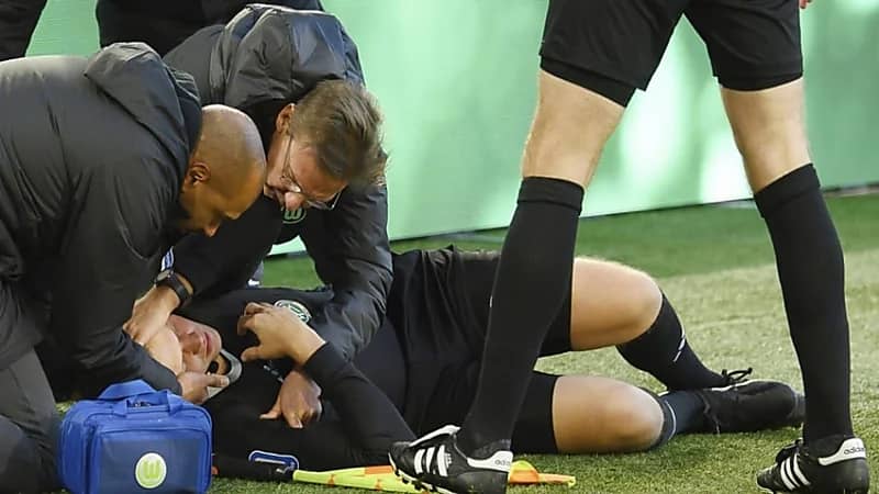 نقل حكم إلى المستشفى بسبب كرة طائشة