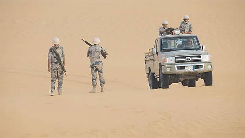 إنقاذ 5 مقيمين تعطل قاربهم في عرض البحر