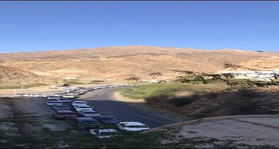 بالصور.. ازدحام مروري في عقبة بسبب برودة الطقس