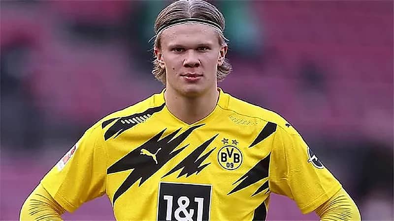 إيقاف حكم مباريات عن العمل بسبب "توقيع هالاند"