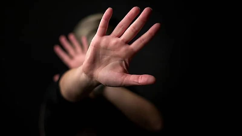 ذئب بشري يخدع فتاة وزوجها ويهتك عرضها بحيلة شيطانية