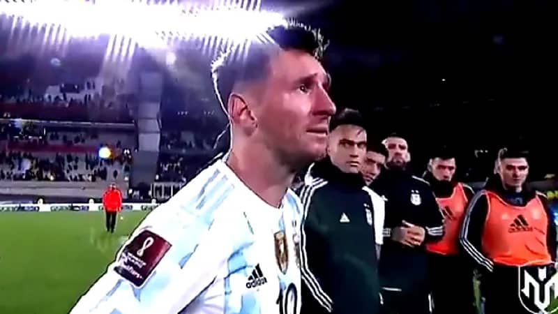 شاهد.. بكاء "ميسي" أثناء رفع كأس كوبا أمريكا بالأرجنتين