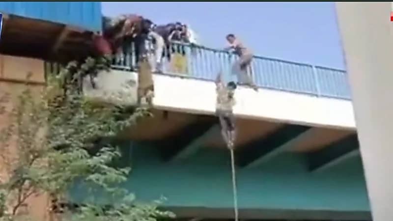 شاهد.. متظاهرون سودانيون يلقون أنفسهم من أعلى كوبري جسر الملك نمر