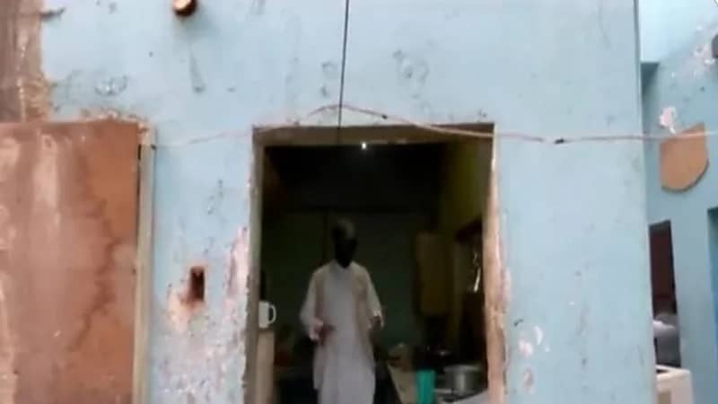 شاهد.. مخالفات في إسكان العمالة بالأحساء وتغريم المخالفين 