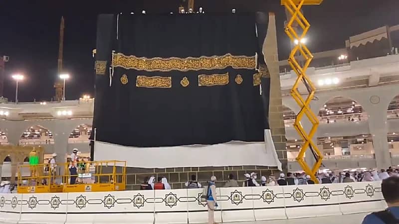 فيديو.. لحظة إنزال كسوة الكعبة المشرفة وإكساؤها حلتها الجديدة