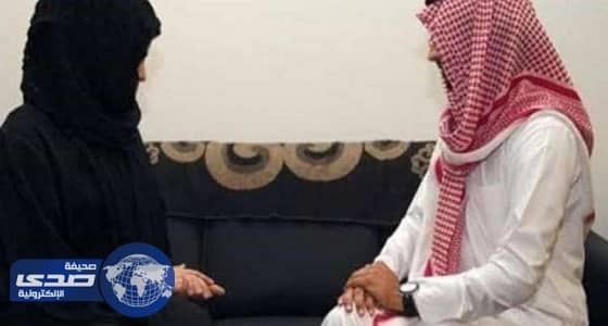 مواطن يطلق زوجته بعد تقبيلها لـ " كلب "