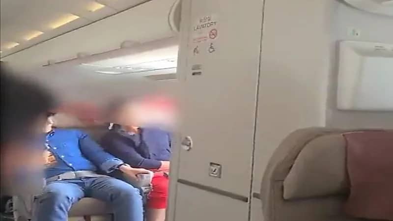 شاهد.. مسافر يفتح باب طائرة في الجو ويعرض حياة الجميع للخطر