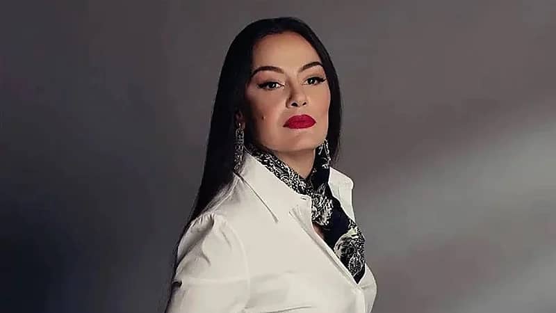 شريهان تفاجئ الجمهور بصور نادرة لها مع أم كلثوم.. صور