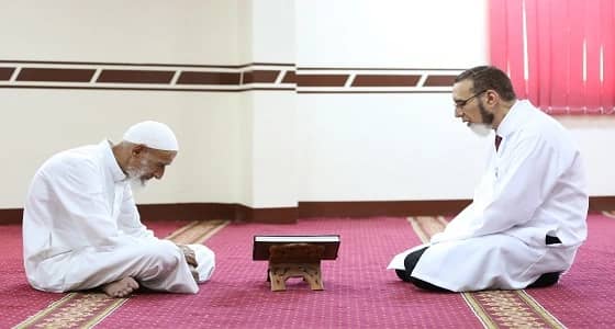 طبيب عيون يعود بعد 40 عاما طالبا ليحصل على إجازة خيركم