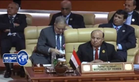 بالفيديو.. المخلافي ينفي تعاطيه الشمة خلال حضوره القمة العربية