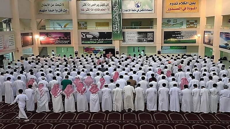 طلاب الرياض يؤدون صلاة الاستسقاء في مدارسهم