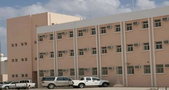 قائدة ومعلمة تحتجزان " توأما " بمدرسة في الباحة