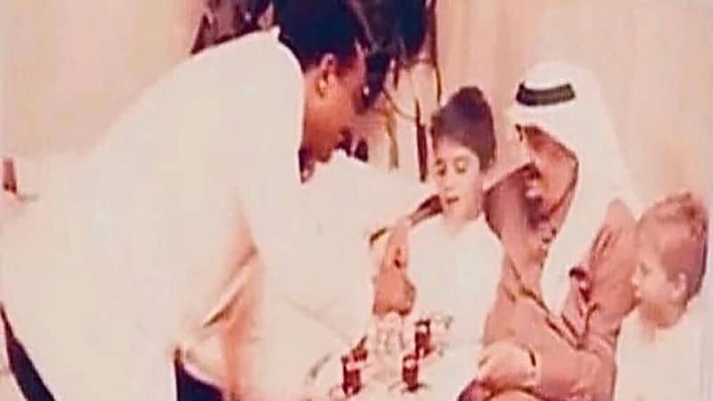 صورة نادرة تجمع الملك فهد مع أبناء الراحل غازي القصيبي