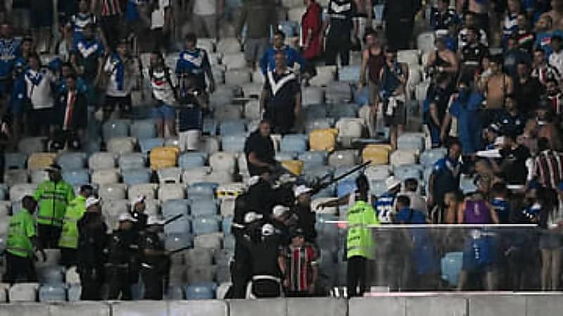 جماهير فيليز الأرجنتيني تهاجم لاعبي الفريق بالسلاح