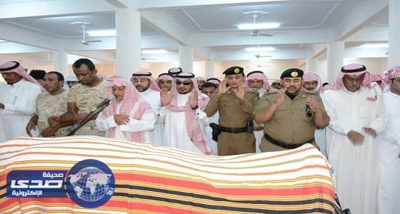 بالصور.. القحطاني والحكمي يتقدمان الصلاة على الشهيد " عشيري "