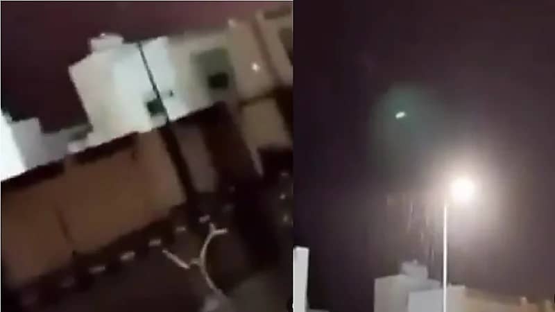 صاعقة قوية تضرب عمود إنارة في تيماء بتبوك.. فيديو