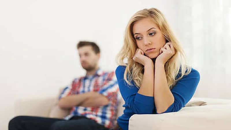 مستشار للمتزوجات: احذرن طلب العاطفة من أزواجكن