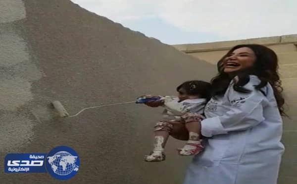 بالفيديو.. الاعلامية لوجين عمران تٌساعد في ترميم المنازل