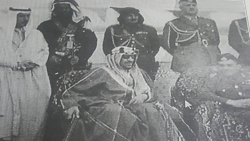 فيديو نادر يظهر الملك سعود يرافقه الملك حسين في حفل «التابلاين» بعرعر