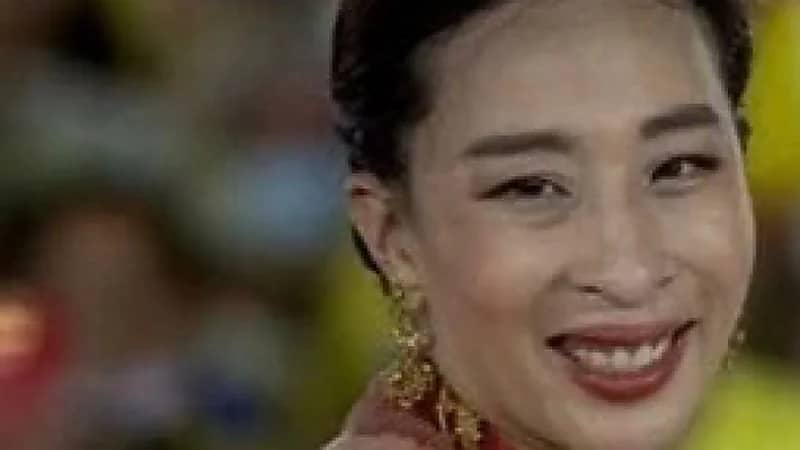 أميرة تعيش على أجهزة دعم الحياة بعد سقوطها في حالة خطيرة