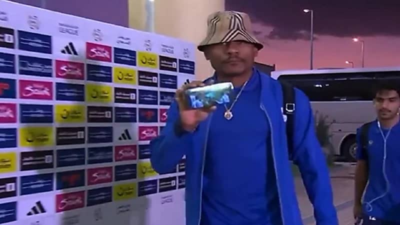 توامبا يُشاهد لقاء ضمك والشباب قبل مباراة فريقه .. فيديو