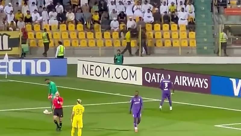 جماهير الوصل ترمي علب المياه على اللاعبين.. فيديو
