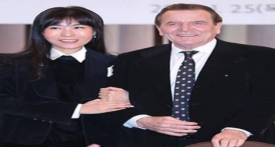 مستشار ألمانيا السابق يستعد للزواج بمترجمة كورية