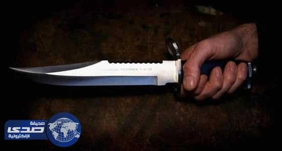 طالب يطعن قائد مدرسة في ظهره بالطائف