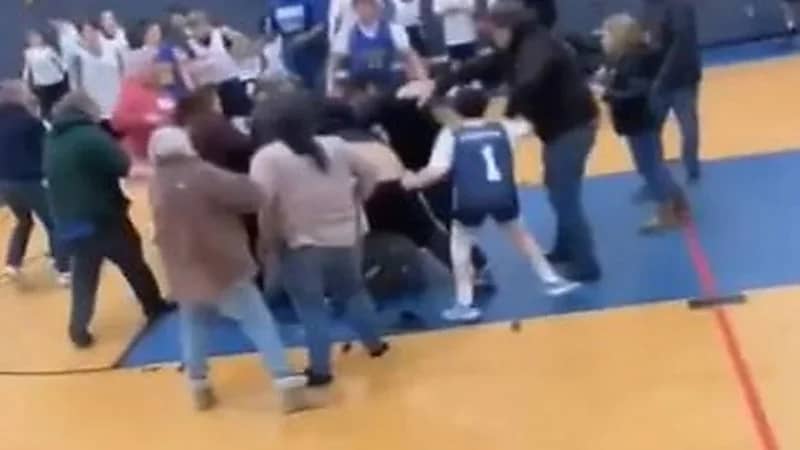 وفاة شخص وإصابة آخرين خلال شجار بمباراة كرة سلة