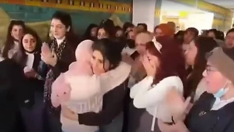 شاهد..طلاب الجامعة يستقبلون "الأميرة مريم" بعد تشويه وجهها