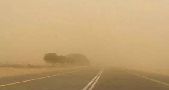 عاصفة ترابية تجتاح طرق المدينة المنورة.. والنقل يحذر